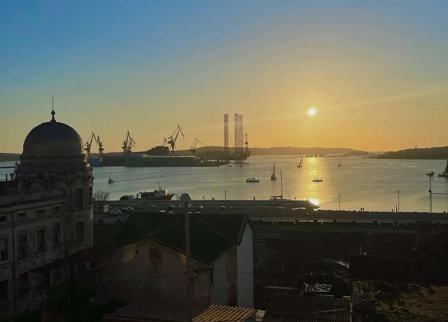 Dejan Apartment 3-Free Parking Near Arena In City Center, Near Bus, Train, Ferry, Airport Shuttle location
