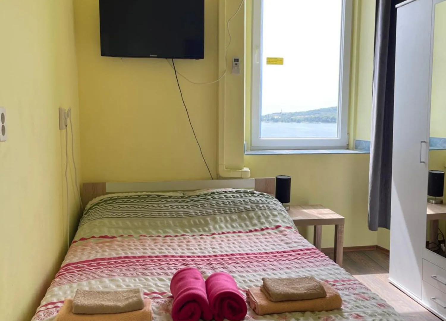 Dejan Apartment 3-Free Parking Near Arena In City Center, Near Bus, Train, Ferry, Airport Shuttle Pula